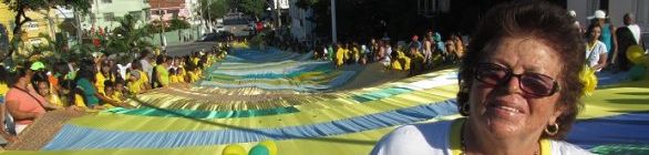 Estudantes e pais desfilam com bandeirão de 2,5mil metros na Cidade Baixa