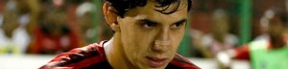 Reforço na defesa: Vitória anuncia retorno do zagueiro Victor Ramos 