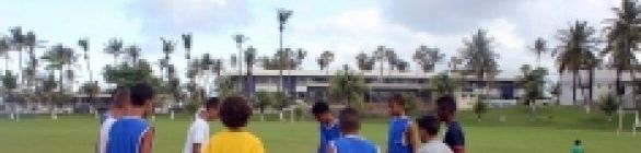 Crianças de subúrbios franceses trocam experiências com alunos municipais