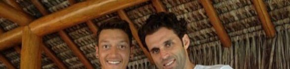 Ex-parceiros de Schalke 04, Özil e Lincoln posam com camisa do Bahia