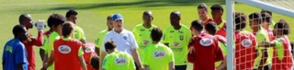 Em atividade fechada, David Luiz faz trabalho tático, mas fica fora de rachão