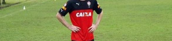 Luiz Gustavo volta a treinar no campo, e Jorginho comanda trabalho técnico