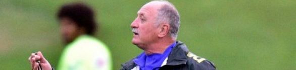 Técnico Felipão admite reeditar formação da Copa de 2002