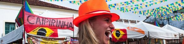 Torcida Holandesa realiza marcha e pinta o Pelourinho de laranja