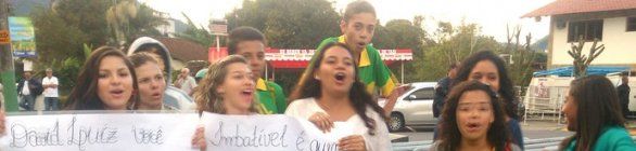 Torcedores usam saco da vergonha e criticam Seleção na entrada da Granja