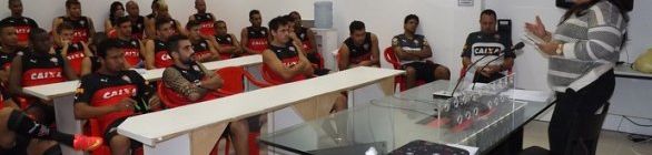 No campo e no auditório: Vitória tem palestra com árbitro e treino com bola