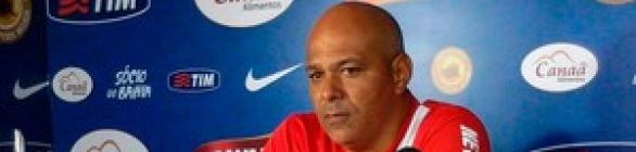 Charles desconversa sobre efetivação e diz: 