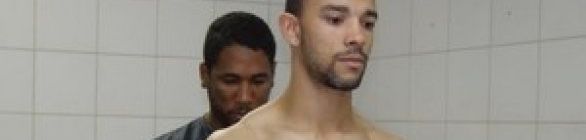 Com problemas no setor defensivo, Vitória apresenta Roger Carvalho