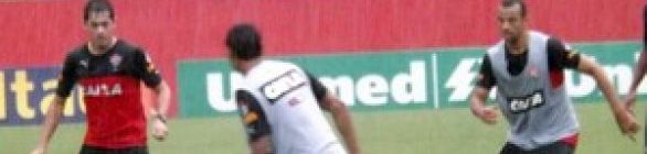 Debaixo de chuva, Ney faz trabalho técnico e divulga lista de relacionados