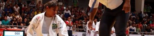 Sarah Menezes estrangula adversária e alerta árbitro: 