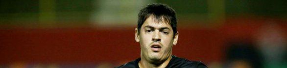 Volante Cáceres está fora dos planos do Vitória para a temporada de 2015