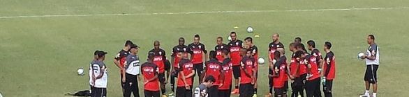 Pulou etapas: na reapresentação, elenco do Vitória treina com bola