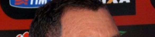 Com lista de “100 nomes”, Vitória segue em busca de um camisa 10