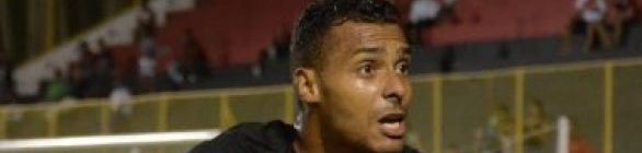 Estreante da noite, Elton fala em “conversar para não repetir erros”