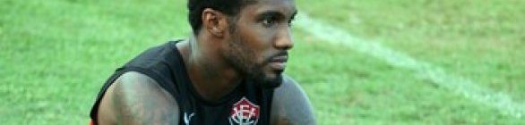 Rhayner justifica empate: “Falta de costume de jogar com um a mais”