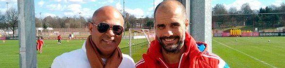 No Bayern, Charles entrega camisa a Neuer e posa para foto com Guardiola