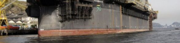 Casco da plataforma P-76 chega ao estaleiro Inhaúma