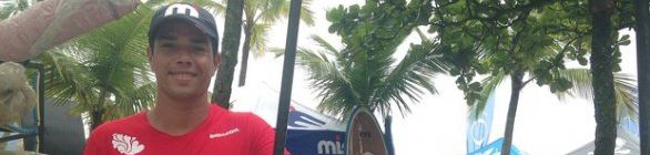 Único surfista sem os dois braços do mundo vence atletas sem deficiência