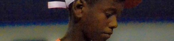 Tenista que passou fome brilha em circuito escolar