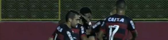 Goleiro onipresente, zagueiro fair play e rodízio de cartões: o Vitória em 2015