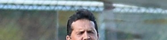 Claudinei critica gramado e espera tranquilidade após triunfo na Série B