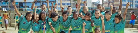 Allan do Carmo entrega uniforme a crianças de projeto esportivo