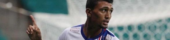 Deu ruim: após expulsão, Kieza sai xingando, e torcida hostiliza árbitro