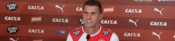 Vagner Mancini contesta expulsão de Diego Renan e dispara: “Pênalti claro”