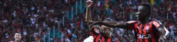 Jogadores do Vitória comemoram triunfo sobre o Macaé fora de casa