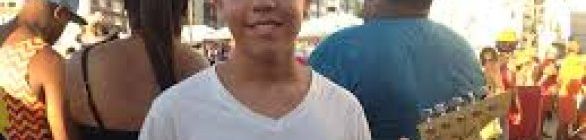 Talento de 13 anos toca guitarra baiana no trio com Armandinho