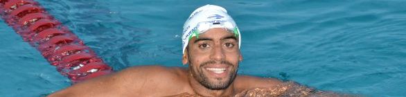 Nadadores de alto rendimento treinam na piscina olímpica