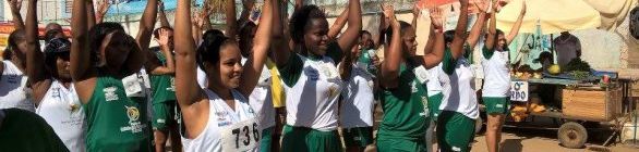 Caminhada de alunos de projeto apoiado pela Sudesb agita Bairro da Paz