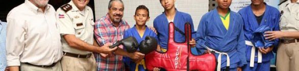 Sudesb doa materiais esportivos para Base Comunitária de Vitória da Conquista