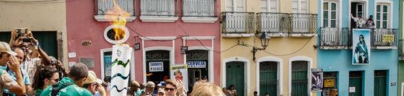 Tocha Olímpica desce de rapel o Elevador Lacerda