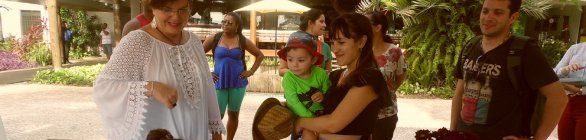 Crianças autografam cartilha ambiental ilustrada por elas, na Bahia Marina 