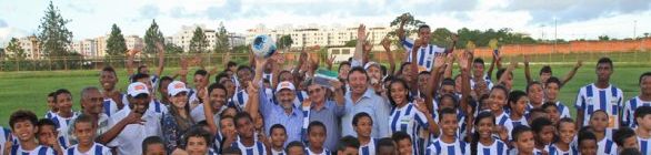 Projeto esportivo entrega uniformes e material esportivo gratuitos a 100 criança