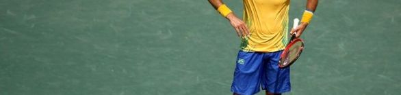 Bellucci avança após Brown torcer o pé, e Rogerinho derrota Fabbiano