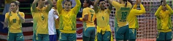 Brasil vence mais uma no handebol e avança às quartas em 1º