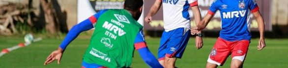 Com sessão de vídeos e treino técnico, elenco do Bahia trabalha no Fazendão