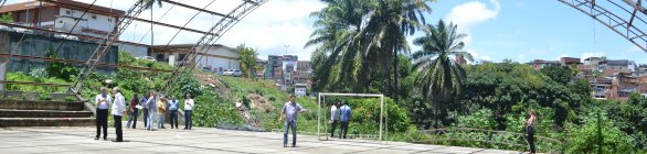 Sudesb e Uneb assinam ordem de serviço para retomada da obra de quadra poliespor