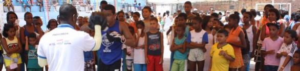 Papai Noel verde faz a alegria das crianças no bairro da Ribeira