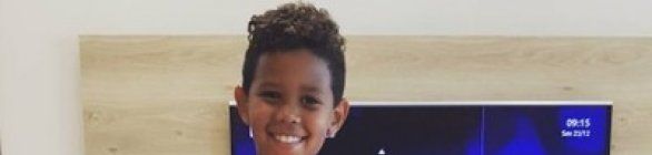 Marinho visita e dá camisa do Vitória a filho de Kempes, da Chapecoense