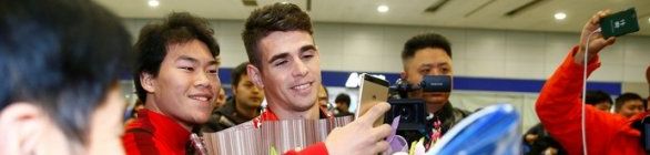 Oscar desembarca em Xangai e é recebido por torcedores na China
