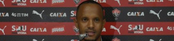 Sem pressão e com títulos em mente, Salino é apresentado no Vitória