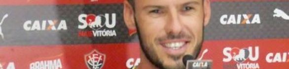 Com Paulinho em campo, elenco do Vitória tem tarde de trabalho físico