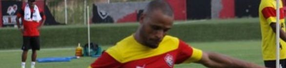 Patric vai a campo e participa de treino com elenco do Vitória na Toca do Leão