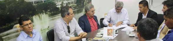 Sudesb assina ordem de serviço para construção de quadra poliesportiva