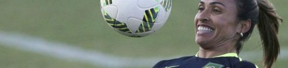 Com direito a batucada no aeroporto, Marta chega a Orlando para jogar nos EUA