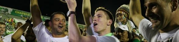 Com homenagens e sobreviventes em campo, Chape dedica taça aos 